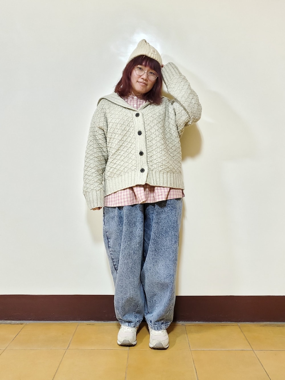 ピンク系のシャツ/ブラウス、ベージュ系のニット/セーター、ブルー系のデニムパンツを着用したレディースの冬コーディネートの2枚目の写真