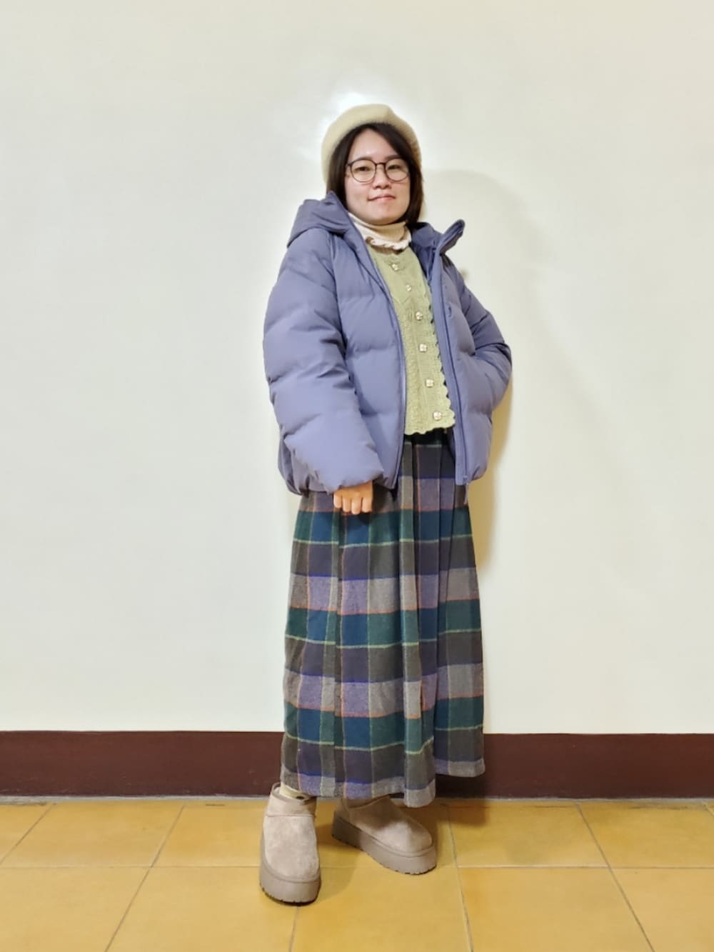 グリーン系のニット/セーター、ベージュ系のニット/セーター、ブルー系のスカートを着用したレディースの冬コーディネートの2枚目の写真