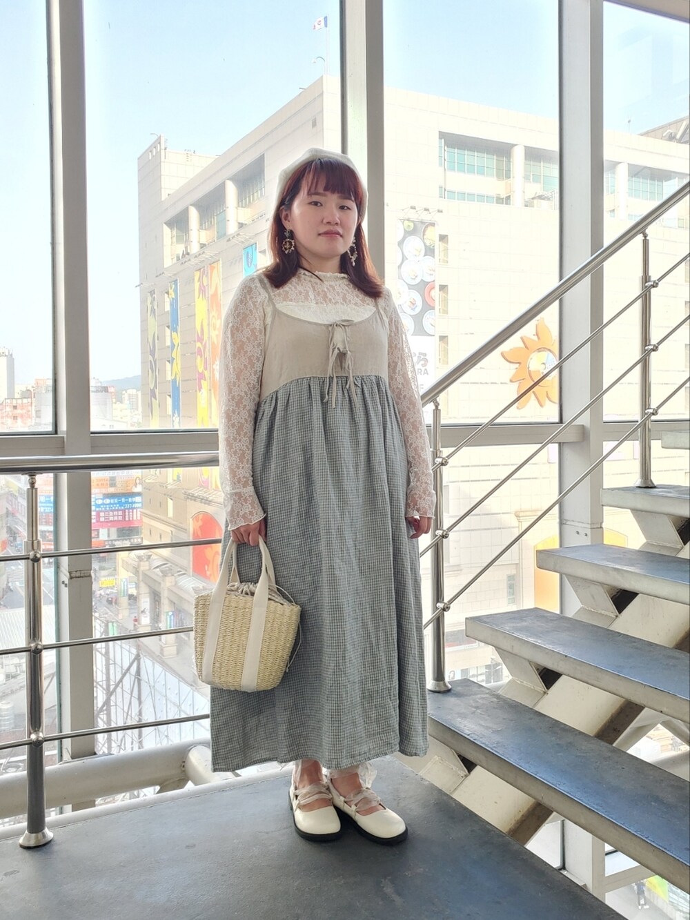 ホワイト系のTシャツ/カットソー、グリーン系のジャンパースカート、ホワイト系のバレエシューズを着用したレディースの春コーディネートの2枚目の写真