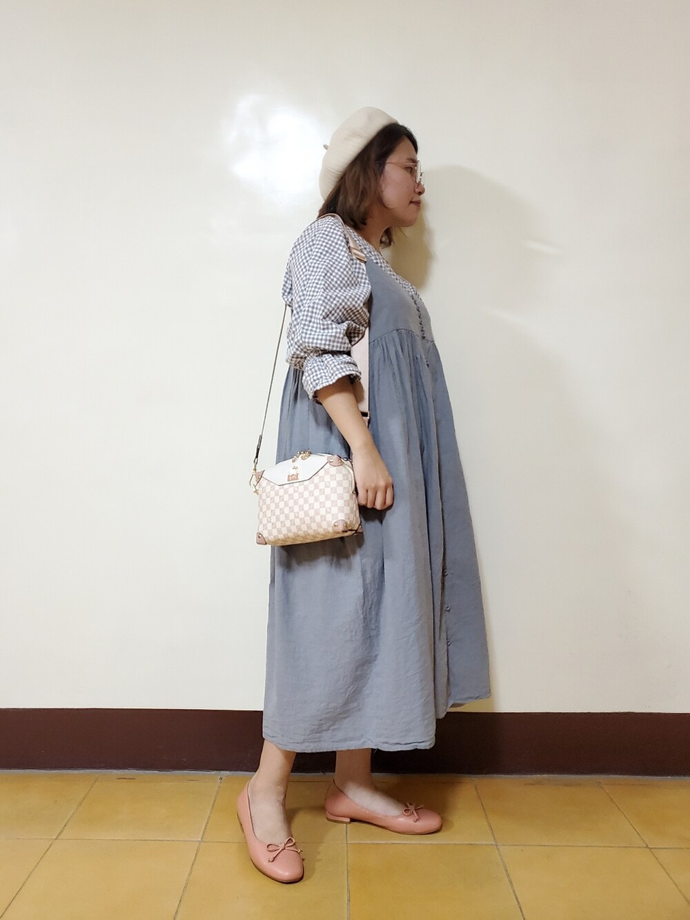 ブルー系のワンピース、グレー系のシャツ/ブラウス、オレンジ系のバレエシューズを着用したレディースの秋コーディネートの3枚目の写真