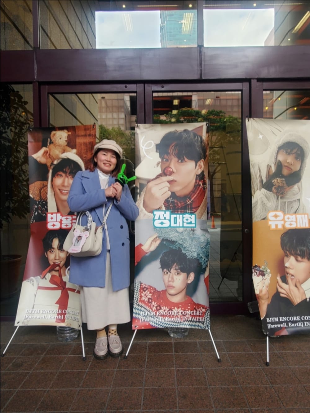 「ミニスカート、レイヤードスタイル、トラックパンツ、メガネ女子、今日のコーデ、チョコ色に染まれ、ootd、復古、大人カジュアル、大人コーデ、大人女子、低身長、低身長コーデ」｜「Koreaのアイテム（ダッフルコート、ブルー系）」を使った、呱呱🍯さん（レディース・152cm）の冬コーディネートの2枚目の写真