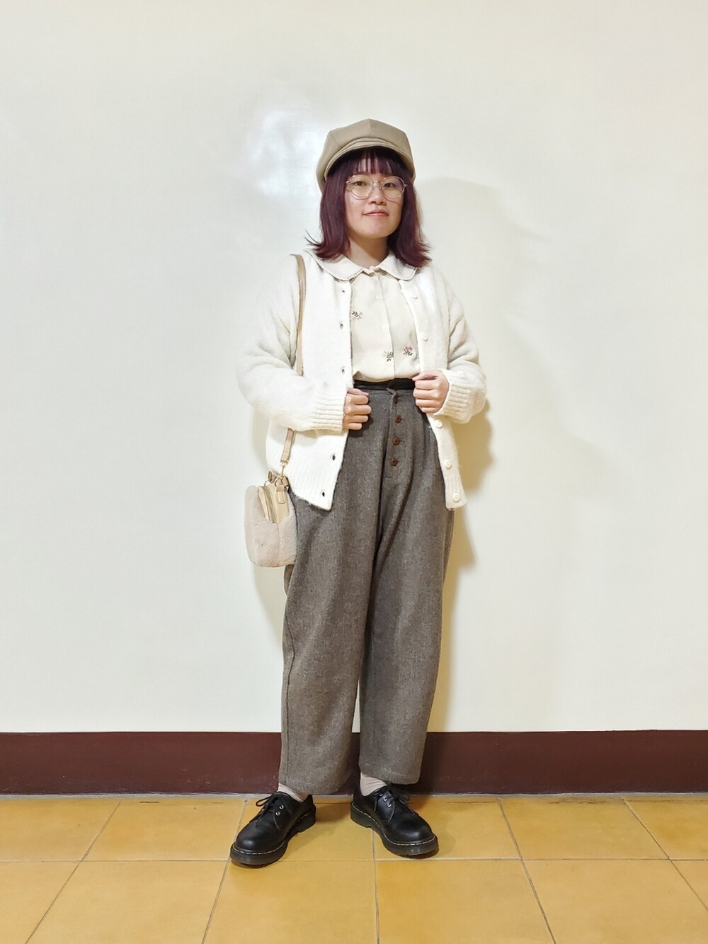 ベージュ系のシャツ/ブラウス、ブラック系のドレスシューズ、ベージュ系のトートバッグを着用したレディースの冬コーディネートの3枚目の写真