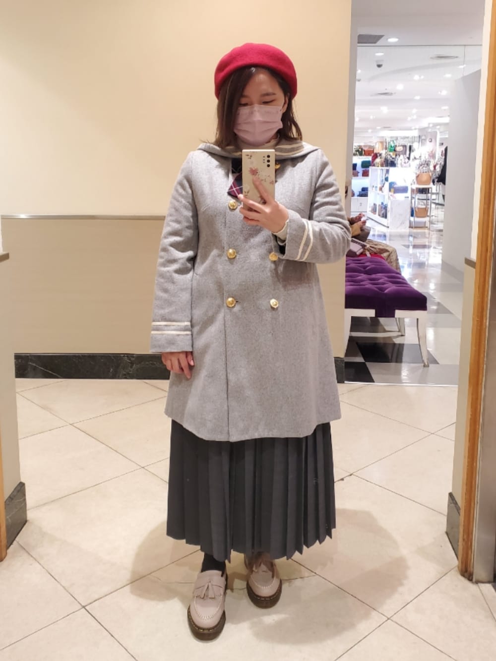 グレー系のダッフルコート、グリーン系のカーディガン/ボレロ、ホワイト系のTシャツ/カットソーを着用したレディースの冬コーディネートの4枚目の写真