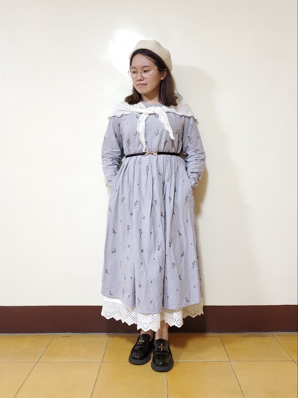 ブルー系のワンピース、ホワイト系のスカート、ベージュ系のノーカラージャケットを着用したレディースの夏コーディネートの2枚目の写真