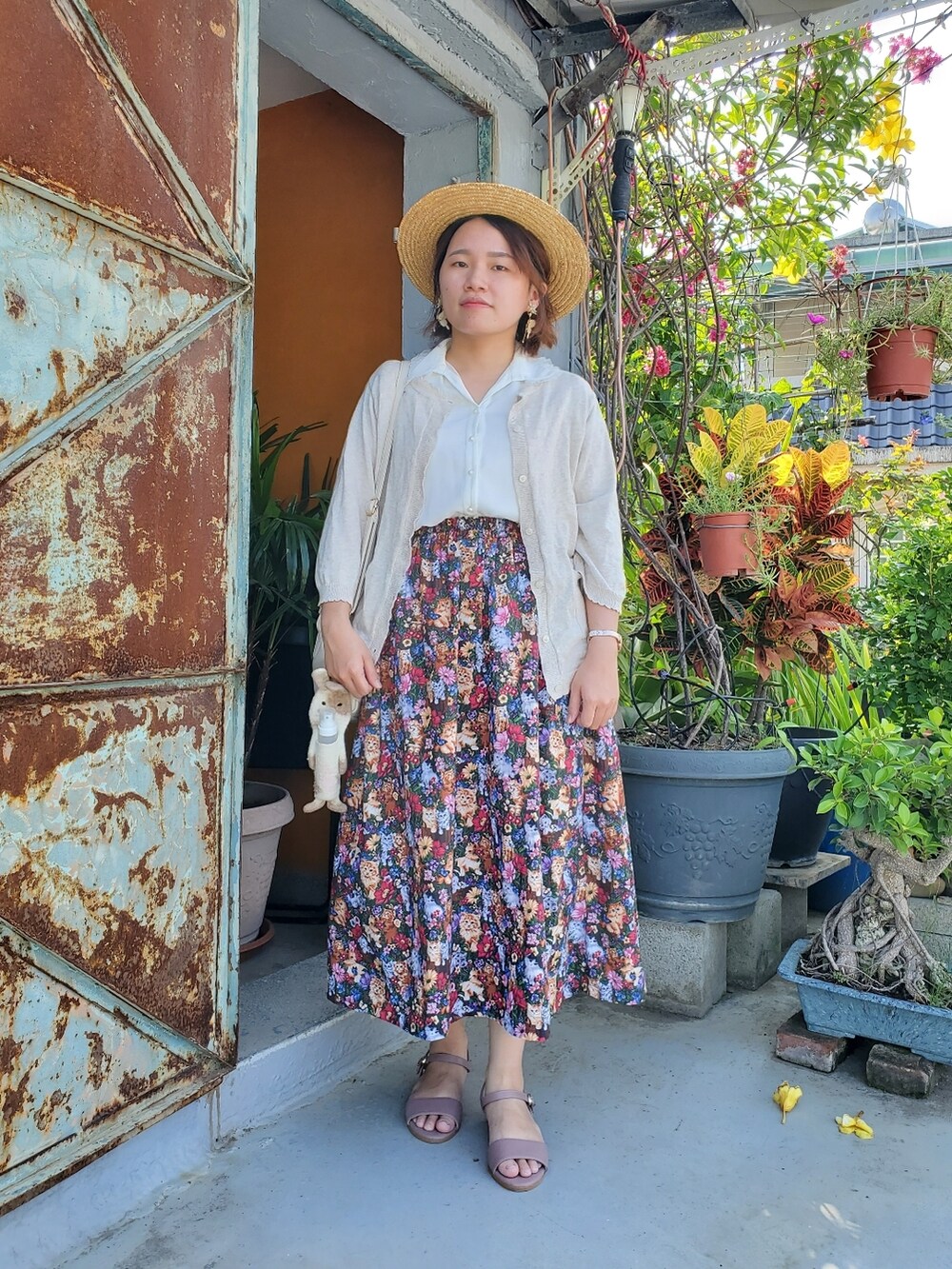 ホワイト系のシャツ/ブラウス、その他のスカート、ピンク系のサンダルを着用したレディースの夏コーディネートの3枚目の写真