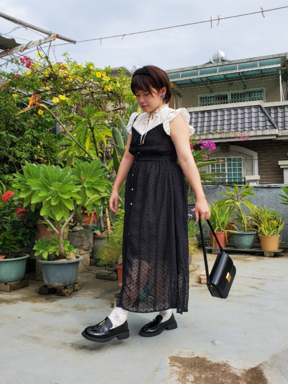 ベージュ系のテーラードジャケット、ホワイト系のシャツ/ブラウス、ブラック系のワンピースを着用したレディースの秋コーディネートの2枚目の写真