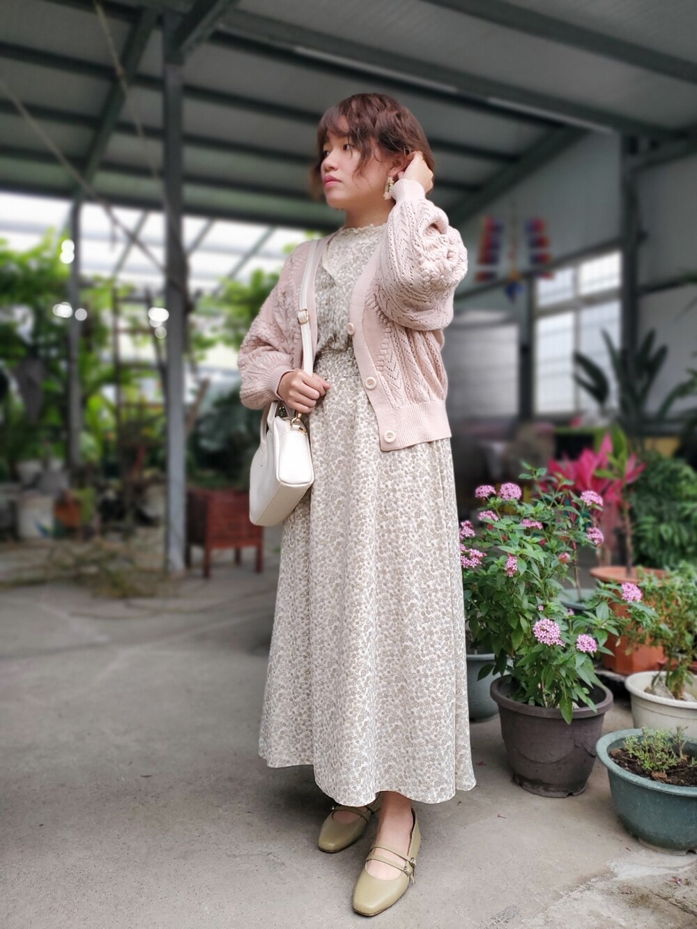 「春コーデ、大人カジュアル、大人コーデ、花柄、花柄ワンピース、低身長、淡色コーデ」|「SLURRの【マシンウォッシャブル】フラワー刺繍透かしカーディガン(カーディガン/ボレロ、ピンク系)」を使った、呱呱🍯さん(レディース・152cm)の春コーディネートの2枚目の写真