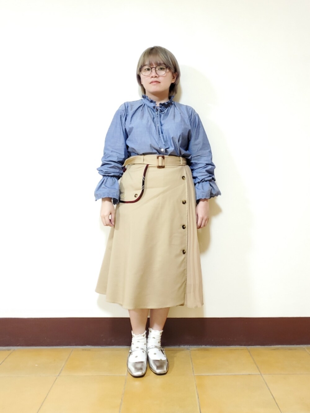 ブルー系のシャツ/ブラウス、ブラウン系のスカート、シルバー系のバレエシューズを着用したレディースの春コーディネートの3枚目の写真