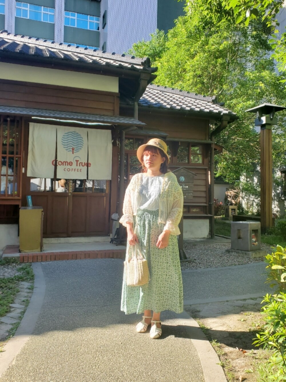 グリーン系のTシャツ/カットソー、ホワイト系のシャツ/ブラウス、グリーン系のスカートを着用したレディースの夏コーディネートの3枚目の写真