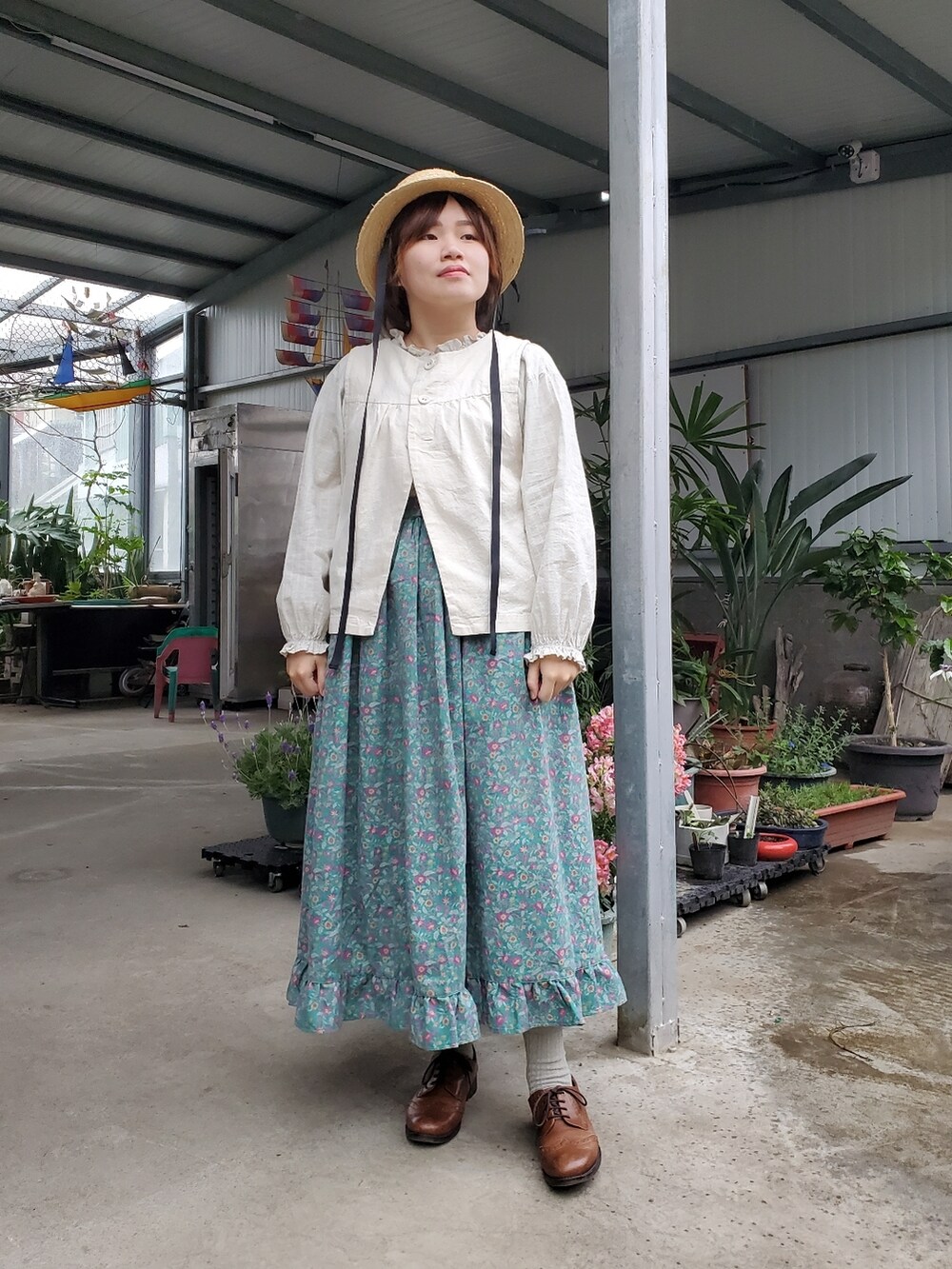 グリーン系のシャツ/ブラウス、グリーン系のスカート、ブラウン系のシューズを着用したレディースの春コーディネートの3枚目の写真