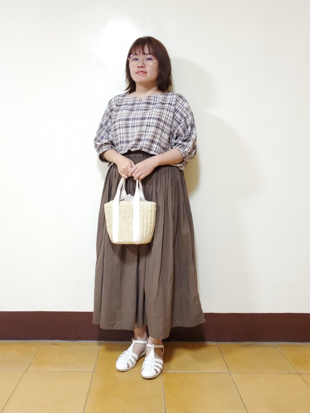 パープル系のシャツ/ブラウス、レッド系のスカート、ホワイト系のサンダルを着用したレディースの夏コーディネートの2枚目の写真