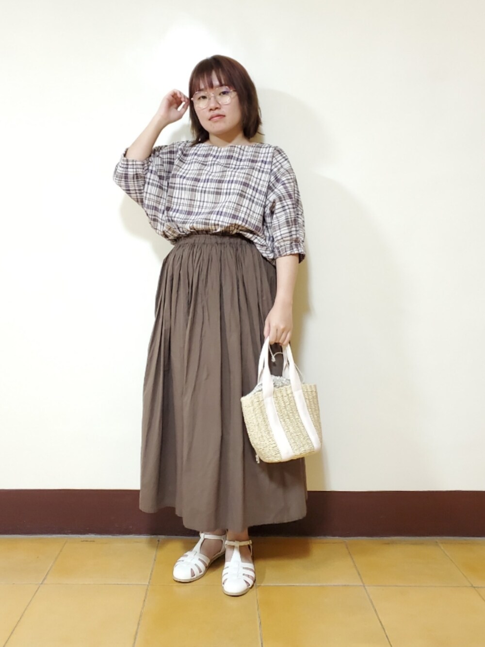 パープル系のシャツ/ブラウス、レッド系のスカート、ホワイト系のサンダルを着用したレディースの夏コーディネートの3枚目の写真