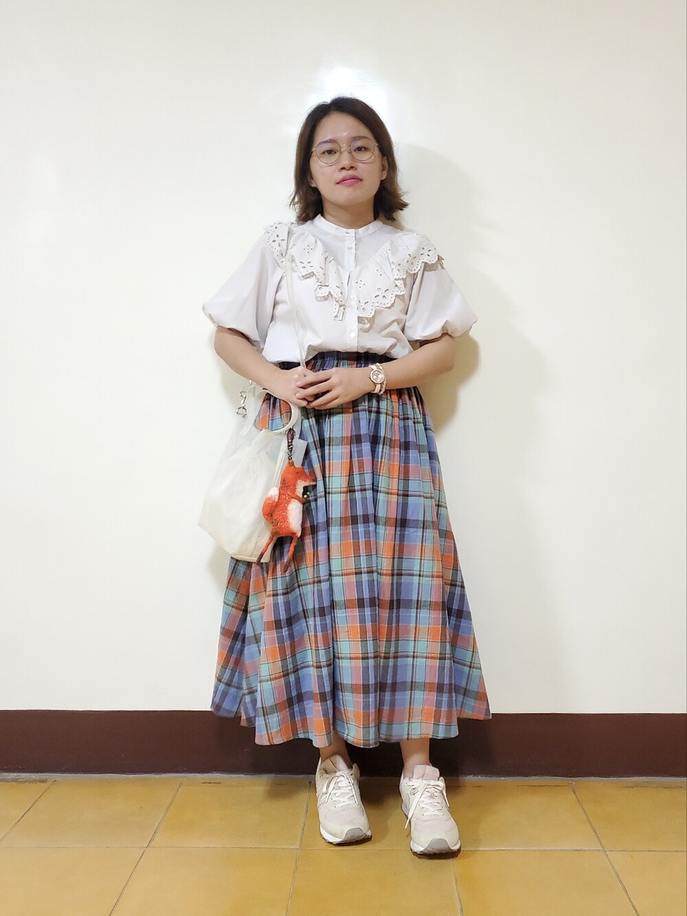 「低身長コーデ、大人カジュアル、大人かわいい、柄スカート、チェック柄、チェック柄スカート」｜「SLURRのレースフリルブラウス（シャツ/ブラウス、グレー系）」を使った、呱呱🍯さん（レディース・152cm）の秋コーディネートの4枚目の写真
