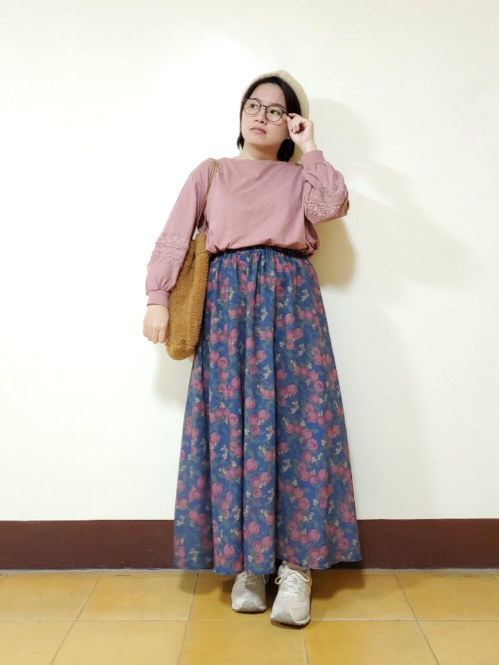 「新星WEARISTAにエントリー、ootd、大人カジュアル、大人コーデ、低身長、低身長コーデ、秋冬コーデ、花柄スカート」｜「earth music&ecologyの袖レースプルオーバー　＊（Tシャツ/カットソー、レッド系）」を使った、呱呱🍯さん（レディース・152cm）の冬コーディネートの2枚目の写真