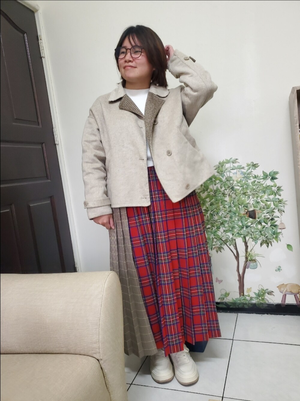 ベージュ系のその他アウター、ホワイト系のニット/セーター、ブラック系のスカートを着用したレディースの春コーディネートの2枚目の写真