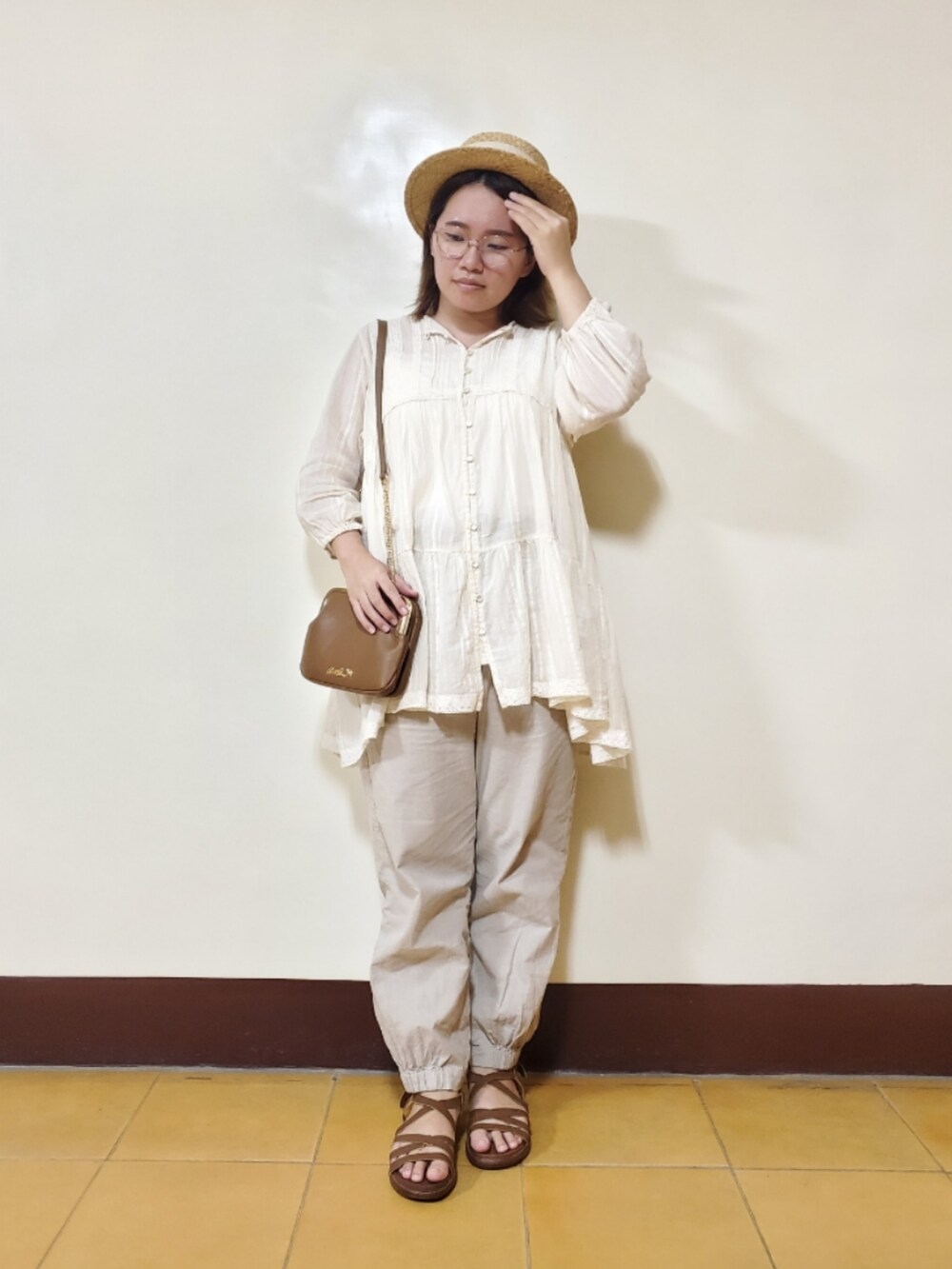 ホワイト系のシャツ/ブラウス、ホワイト系のキャミソール、ベージュ系のその他パンツを着用したレディースの夏コーディネートの2枚目の写真