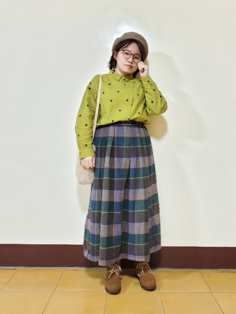 ベージュ系のニット/セーター、グリーン系のシャツ/ブラウス、ブルー系のスカートを着用したレディースの冬コーディネートの2枚目の写真