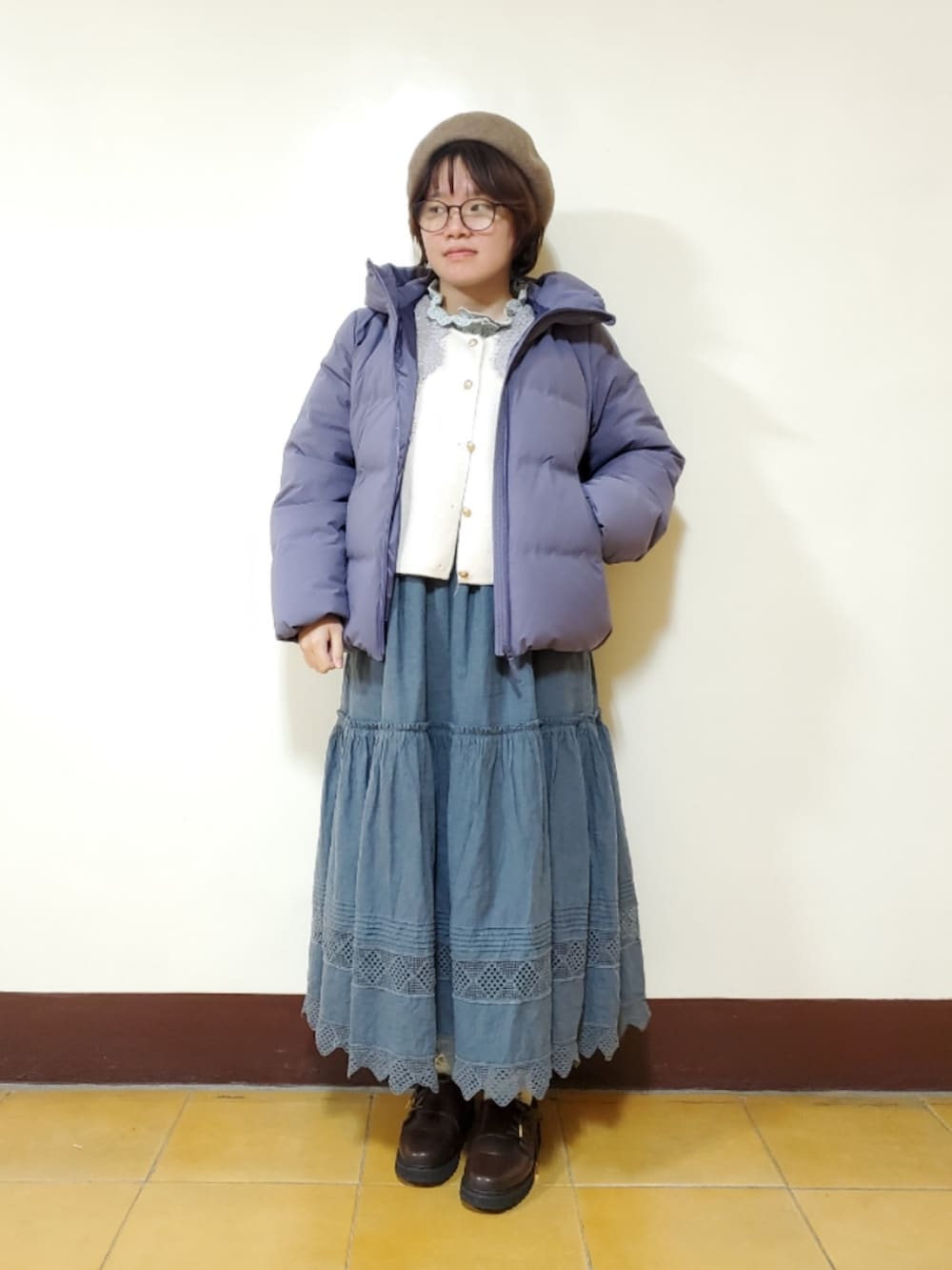 ホワイト系のトップス、グリーン系のシャツ/ブラウス、グリーン系のスカートを着用したレディースの冬コーディネートの2枚目の写真