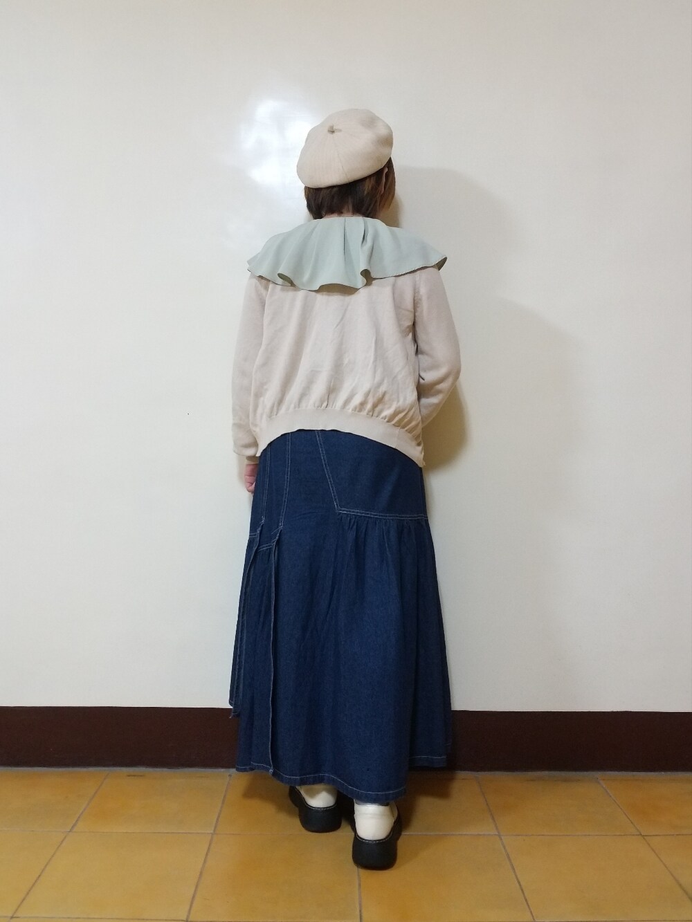 グリーン系のシャツ/ブラウス、ブルー系のデニムスカート、その他のカーディガン/ボレロを着用したレディースの春コーディネートの3枚目の写真