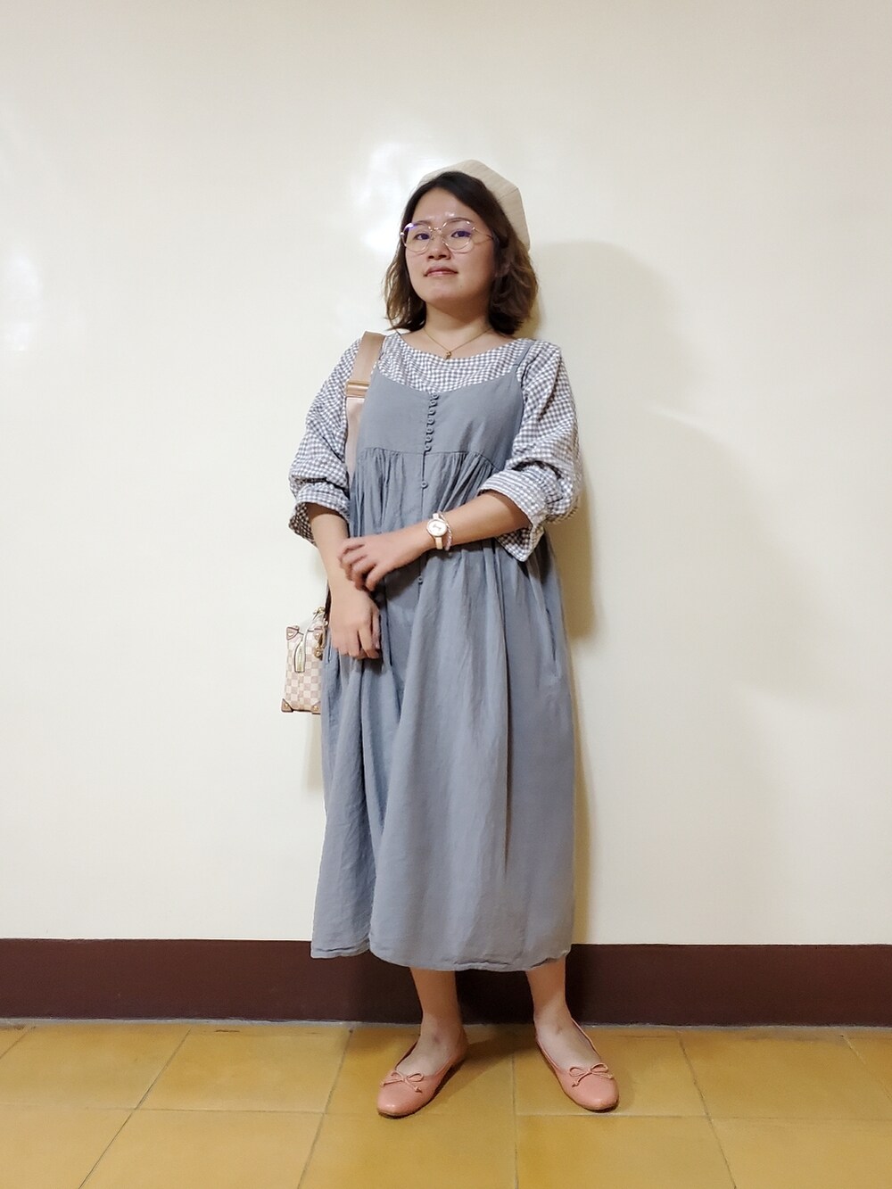 ブルー系のワンピース、グレー系のシャツ/ブラウス、オレンジ系のバレエシューズを着用したレディースの秋コーディネートの2枚目の写真