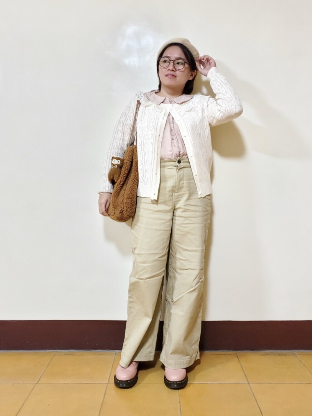 「新星WEARISTAにエントリー、ootd、街頭穿搭、大人カジュアル、大人コーデ、低身長、低身長コーデ、秋冬コーデ、淡色女子」｜「CAMURのアイテム（ニット/セーター、ベージュ系）」を使った、呱呱🍯さん（レディース・152cm）の冬コーディネートの2枚目の写真