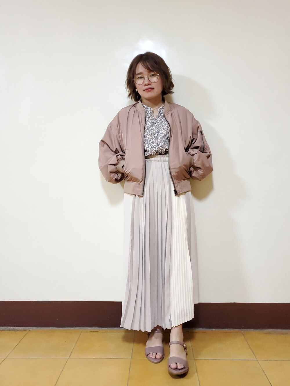 「春コーデ、春夏コーデ、大人カジュアル、大人コーデ、大人女子、異素材、切り替え、花柄、花柄シャツ」｜「YECCA VECCAの2way花柄ボリューム袖ブラウス（シャツ/ブラウス、ホワイト系）」を使った、呱呱🍯さん（レディース・152cm）の夏コーディネートの2枚目の写真