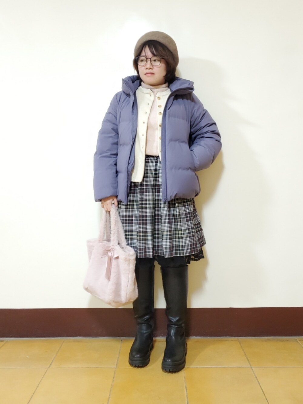 ピンク系のニット/セーター、ホワイト系のカーディガン/ボレロ、その他のスカートを着用したレディースの冬コーディネートの3枚目の写真