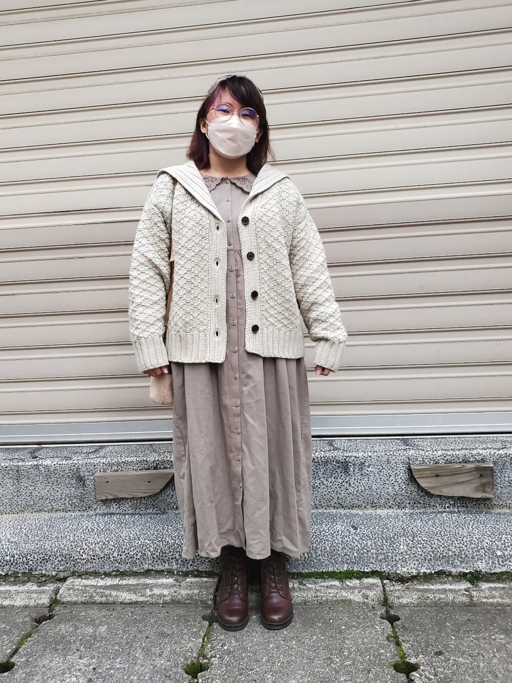 グリーン系のワンピース、ベージュ系のニット/セーター、ブラウン系のブーツを着用したレディースの冬コーディネートの4枚目の写真