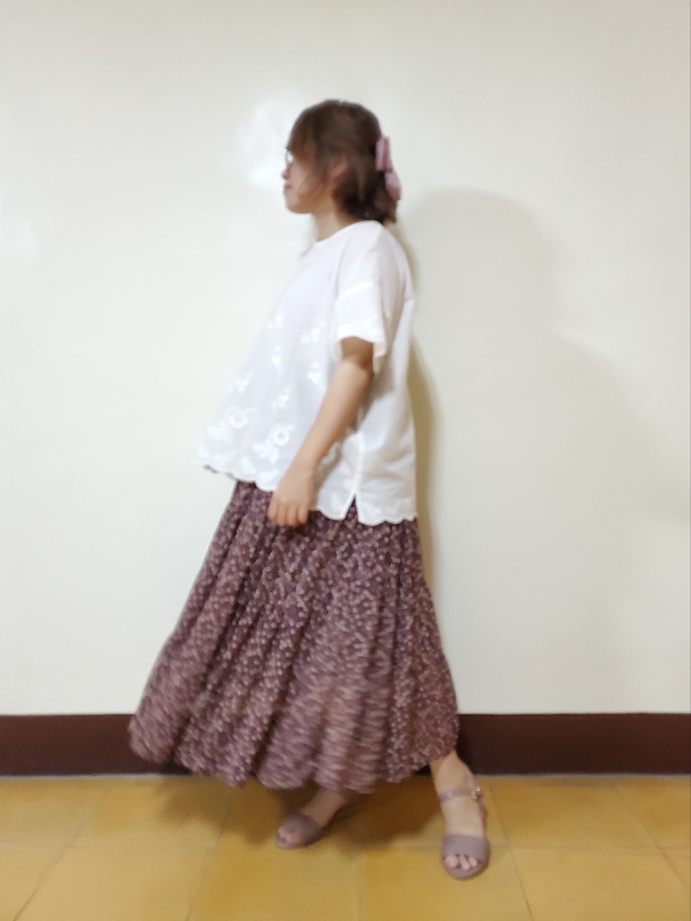 ホワイト系のシャツ/ブラウス、レッド系のスカート、ピンク系のサンダルを着用したレディースの夏コーディネートの5枚目の写真