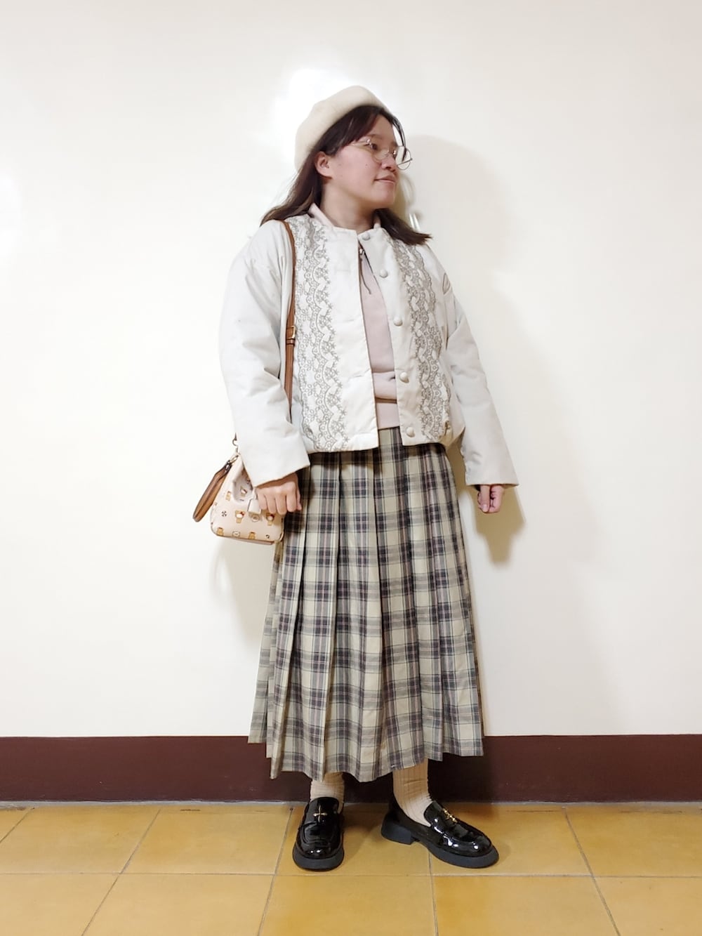 ピンク系のTシャツ/カットソー、ベージュ系のスカート、ブラック系のローファーを着用したレディースの夏コーディネートの2枚目の写真