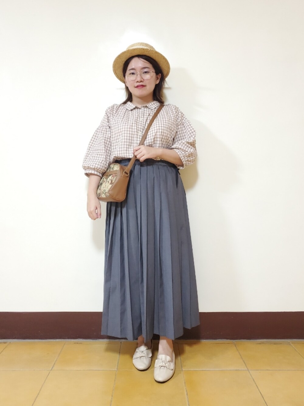 ベージュ系のシャツ/ブラウス、グレー系のスカート、ピンク系のシューズを着用したレディースの夏コーディネートの2枚目の写真