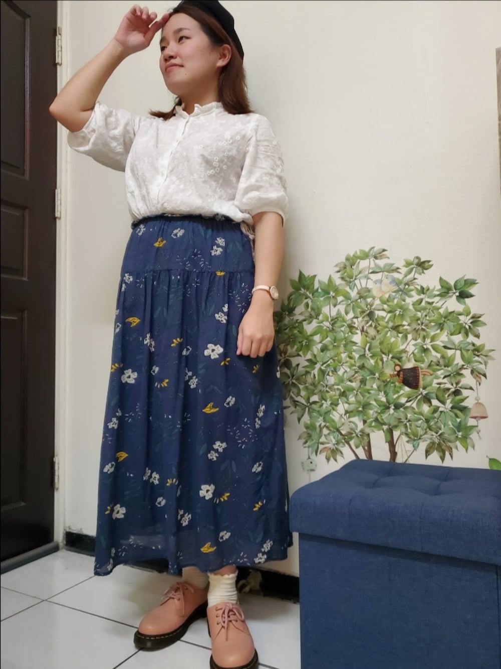 「秋服まるっと大公開、ootd、街頭穿搭、復古、vintage、大人カジュアル、大人コーデ、低身長、低身長女子、刺繍、刺繍シャツ、花柄、花柄スカート」｜「POU DOU DOUのエンブロイダリーフリル衿5分袖ブラウス（シャツ/ブラウス、ホワイト系）」を使った、呱呱🍯さん（レディース・152cm）の秋コーディネートの3枚目の写真