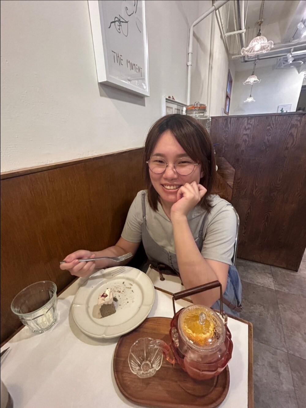 ブルー系のワンピース、グリーン系のTシャツ/カットソー、イエロー系のサンダルを着用したレディースの秋コーディネートの2枚目の写真