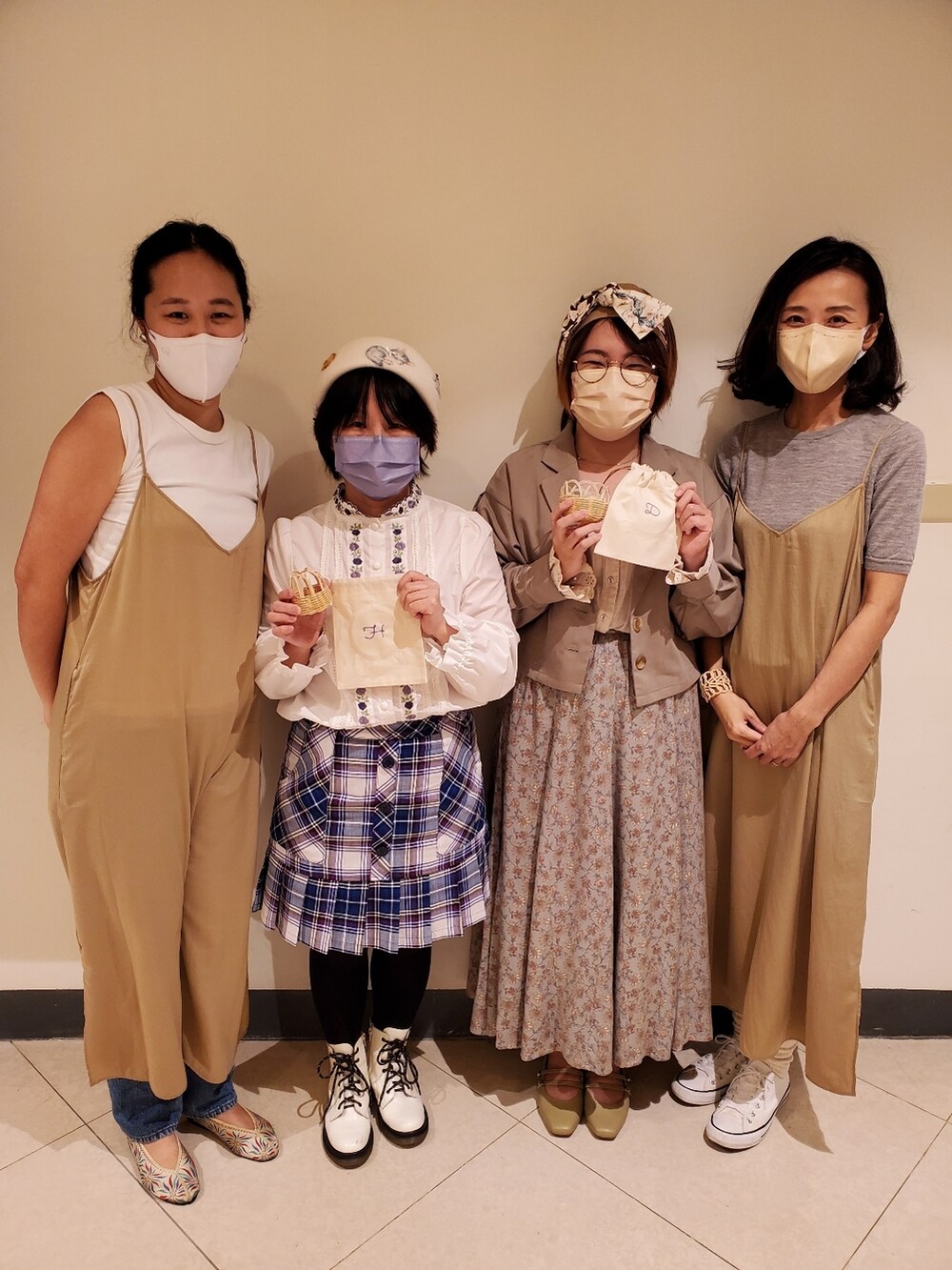 ホワイト系のシャツ/ブラウス、ベージュ系のシャツ/ブラウス、グリーン系のスカートを着用したレディースの春コーディネートの3枚目の写真