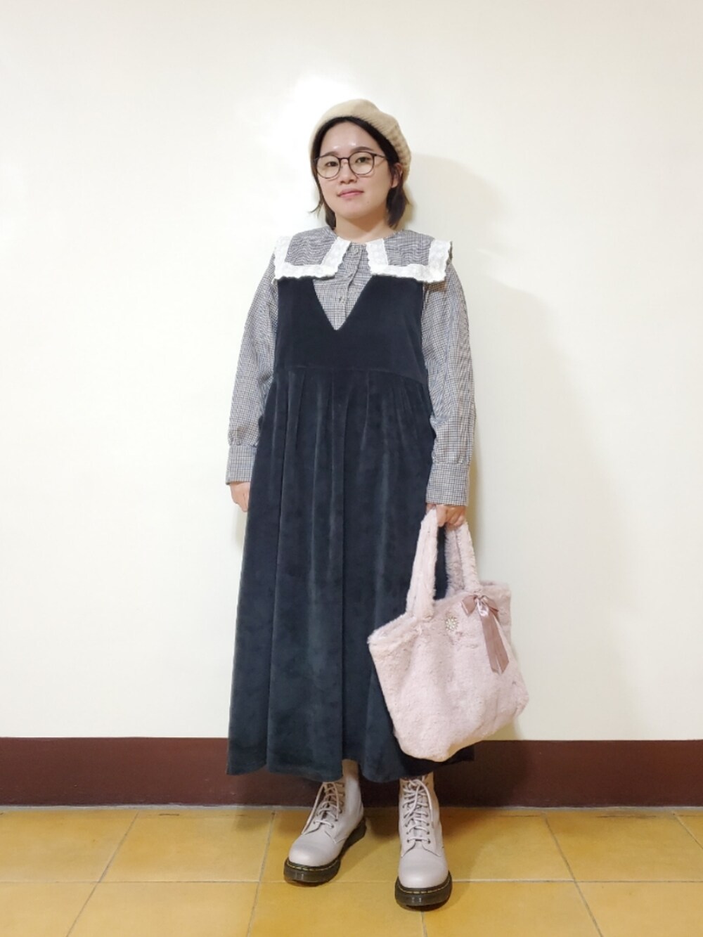 その他のシャツ/ブラウス、ブラック系のワンピース、パープル系のマウンテンパーカーを着用したレディースの冬コーディネートの3枚目の写真