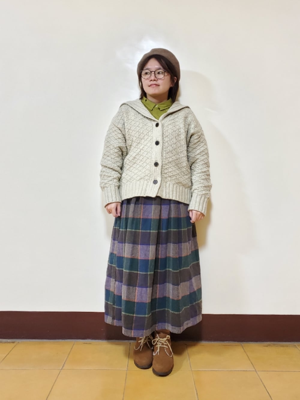 ベージュ系のニット/セーター、グリーン系のシャツ/ブラウス、ブルー系のスカートを着用したレディースの冬コーディネートの3枚目の写真