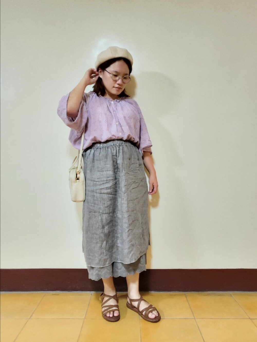 パープル系のシャツ/ブラウス、グレー系のパンツ、イエロー系のサンダルを着用したレディースの秋コーディネートの2枚目の写真