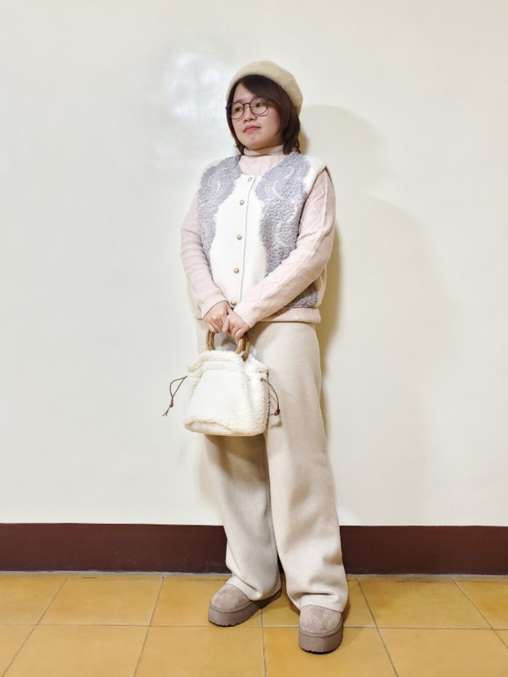 「新星WEARISTAにエントリー、ootd、街頭穿搭、休閒、冬コーデ、淡色コーデ、色違いコーデ、低身長、低身長コーデ、大人カジュアル、大人コーデ」｜「UNIQLOの無縫羽絨連帽外套 BLUE  L（ダウンジャケット/コート、ブルー系）」を使った、呱呱🍯さん（レディース・152cm）の冬コーディネートの3枚目の写真