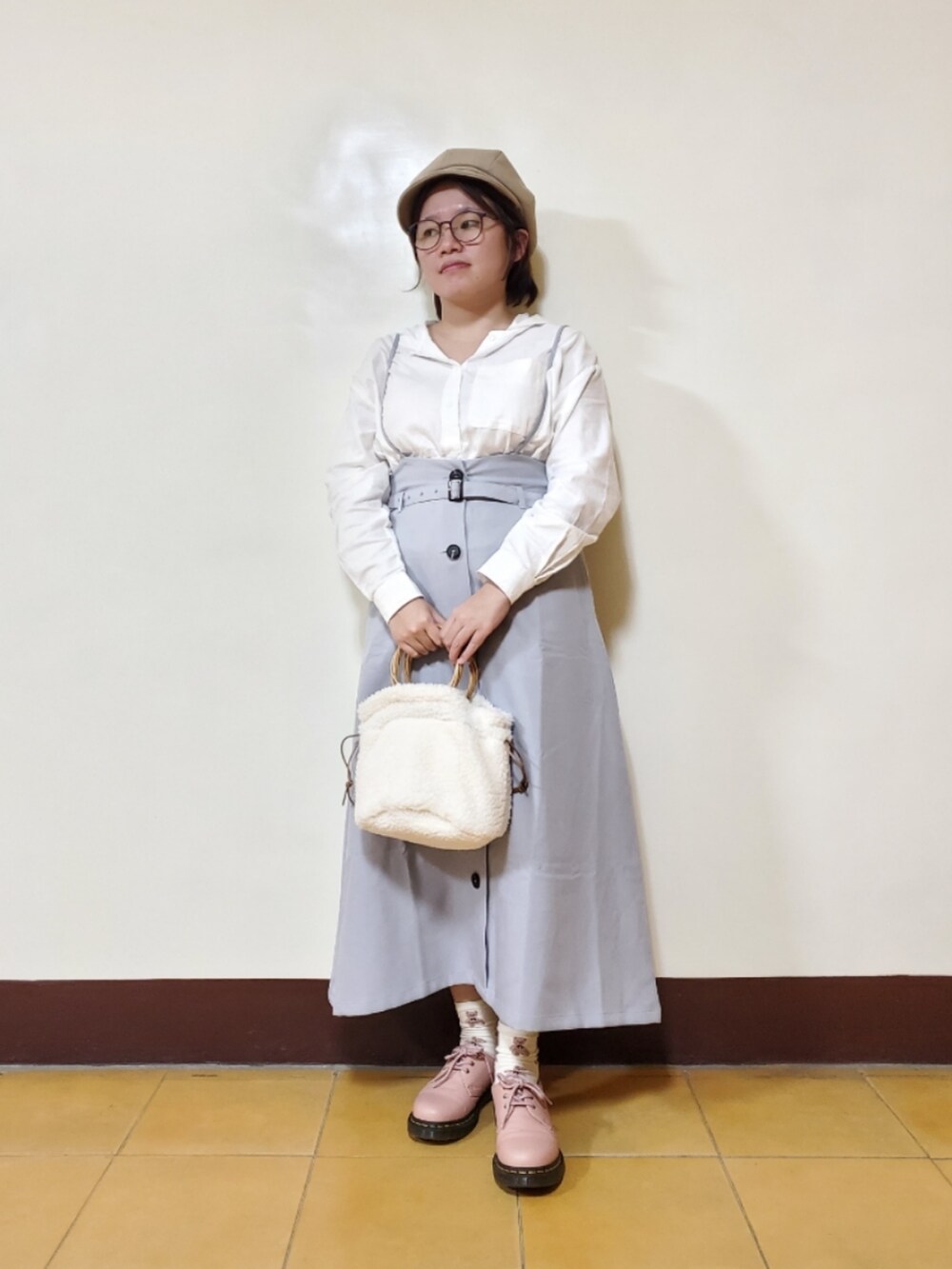「新星WEARISTAにエントリー、ootd、街頭穿搭、休閒、復古、淡色コーデ、低身長、低身長女子、大人カジュアル、大人女子」｜「NETのアイテム（シャツ/ブラウス、ホワイト系）」を使った、呱呱🍯さん（レディース・152cm）の冬コーディネートの2枚目の写真