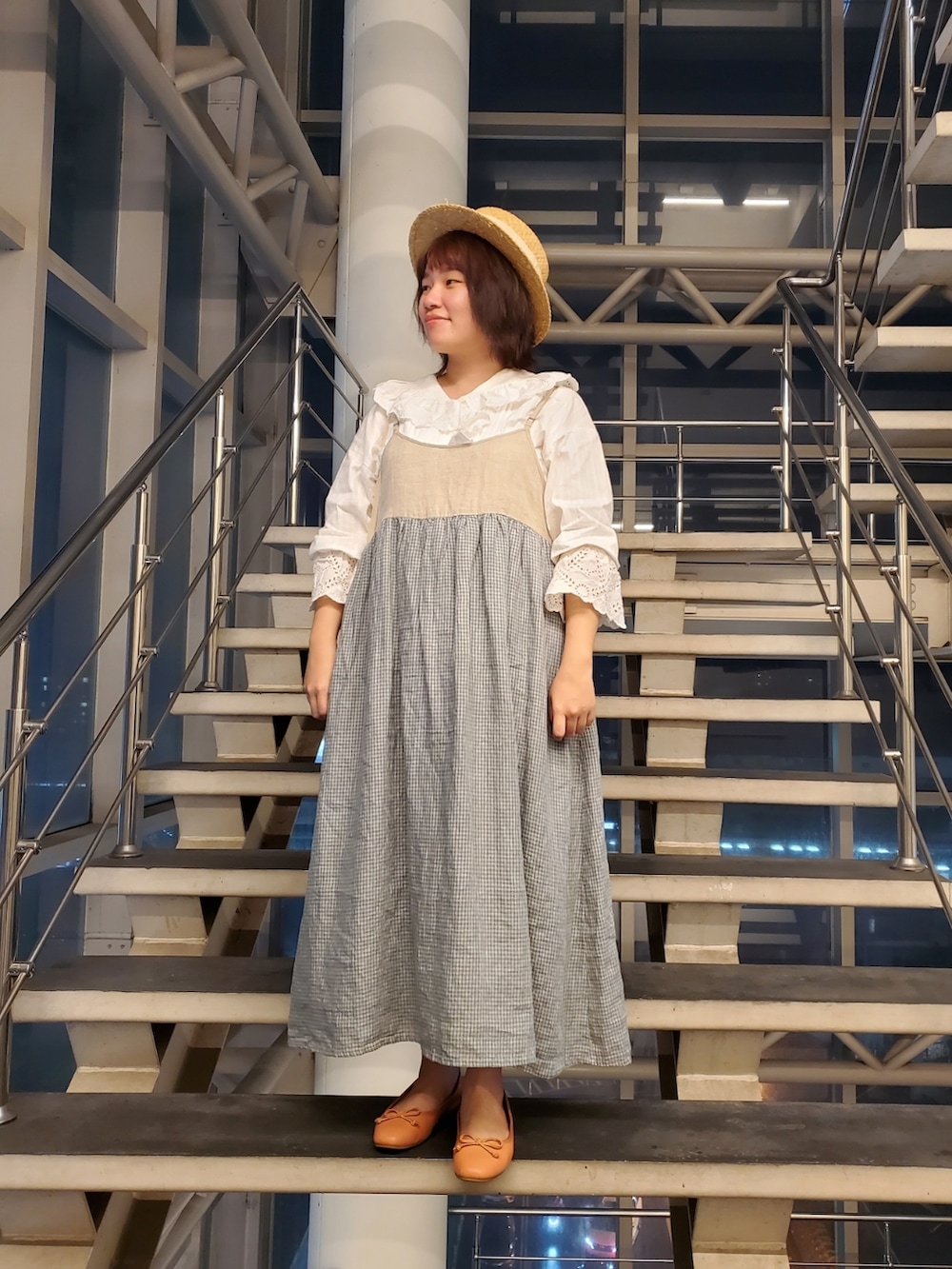 ホワイト系のシャツ/ブラウス、グリーン系のジャンパースカート、オレンジ系のバレエシューズを着用したレディースの夏コーディネートの2枚目の写真