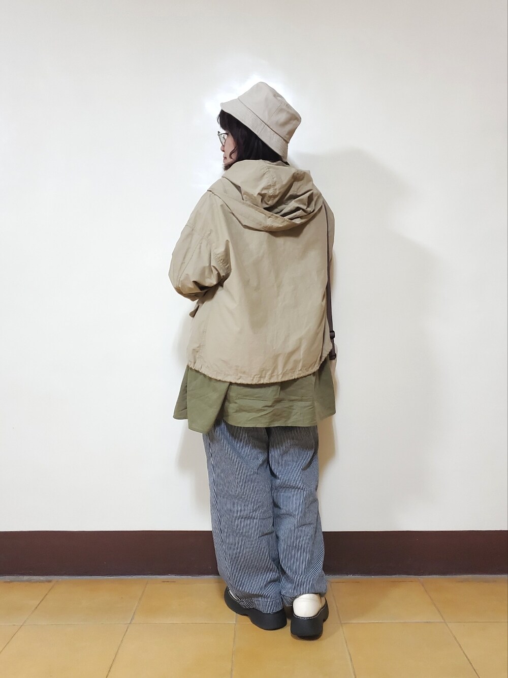 「秋コーデ、大人カジュアル、大人コーデ、刺繍、刺繍シャツ、混搭、休閒、配色」|「earth music&ecologyの3wayマウンテンパーカー *(マウンテンパーカー、ベージュ系)」を使った、呱呱🍯さん(レディース・152cm)の秋コーディネートの3枚目の写真