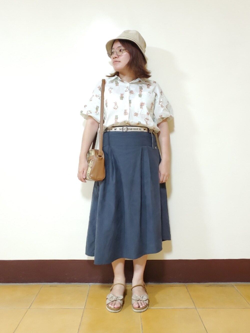 グリーン系のシャツ/ブラウス、グリーン系のスカート、ブラウン系のサンダルを着用したレディースの秋コーディネートの2枚目の写真