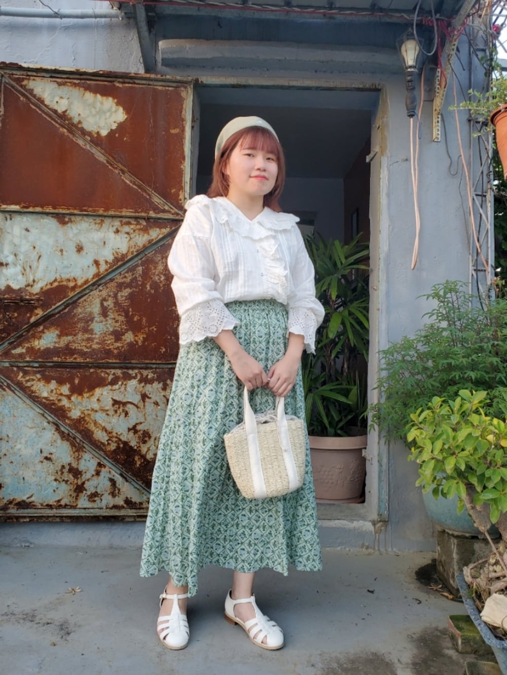 「ootd、大人カジュアル、大人コーデ、低身長、刺繍シャツ、花柄スカート、Samansa Mos2」｜「Samansa Mos2の綿ドビースカラップレースブラウス（シャツ/ブラウス、ホワイト系）」を使った、呱呱🍯さん（レディース・152cm）の夏コーディネートの2枚目の写真