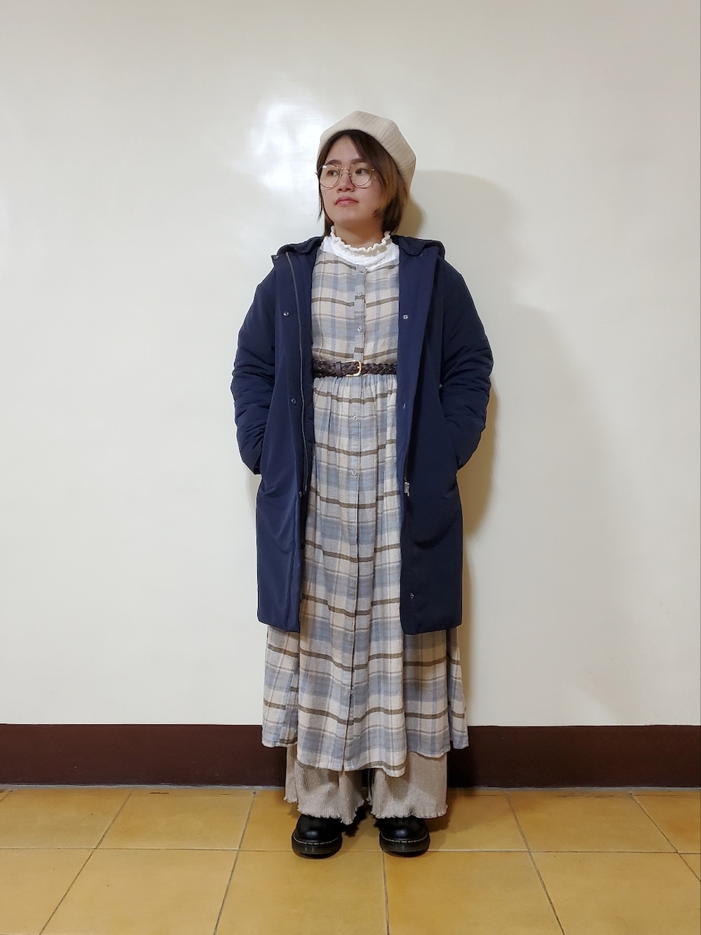 ブルー系のワンピース、ホワイト系のシャツ/ブラウス、ブラック系のドレスシューズを着用したレディースの春コーディネートの3枚目の写真