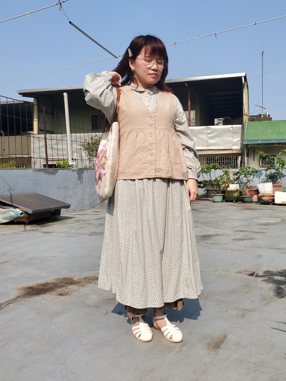 「いまどきジャケット写真、春コーデ、花柄、花柄ワンピース、街頭穿搭、ootd、大人カジュアル、大人かわいい」｜「Samansa Mos2のウール混前後着ギャザーベスト（ベスト、ベージュ系）」を使った、呱呱🍯さん（レディース・152cm）の春コーディネートの4枚目の写真