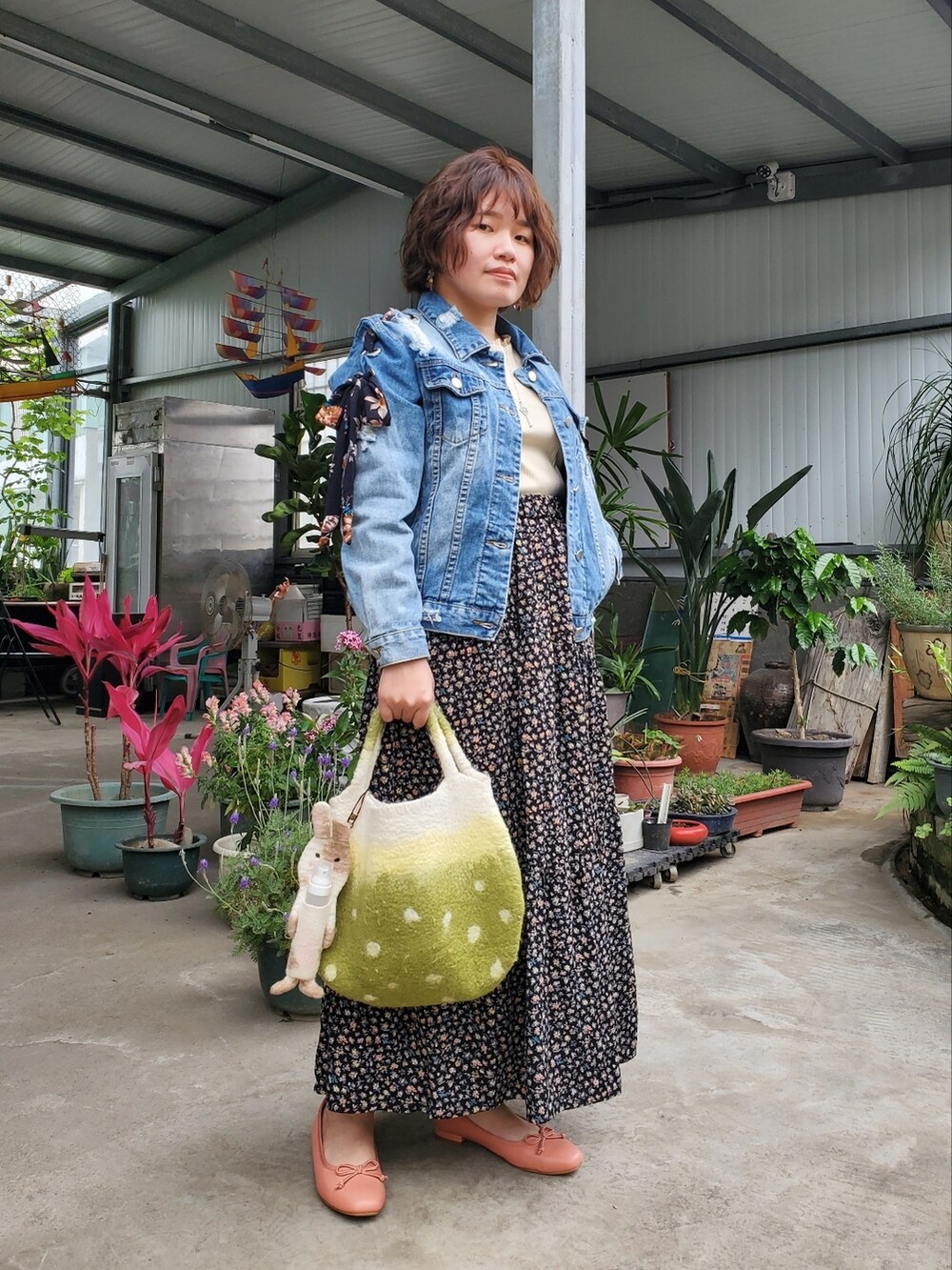 「春コーデ、大人カジュアル、大人女子、花柄、花柄スカート、低身長、色違いコーデ、差し色」｜「zoeのアイテム（デニムジャケット、ブルー系）」を使った、呱呱🍯さん（レディース・152cm）の春コーディネートの2枚目の写真