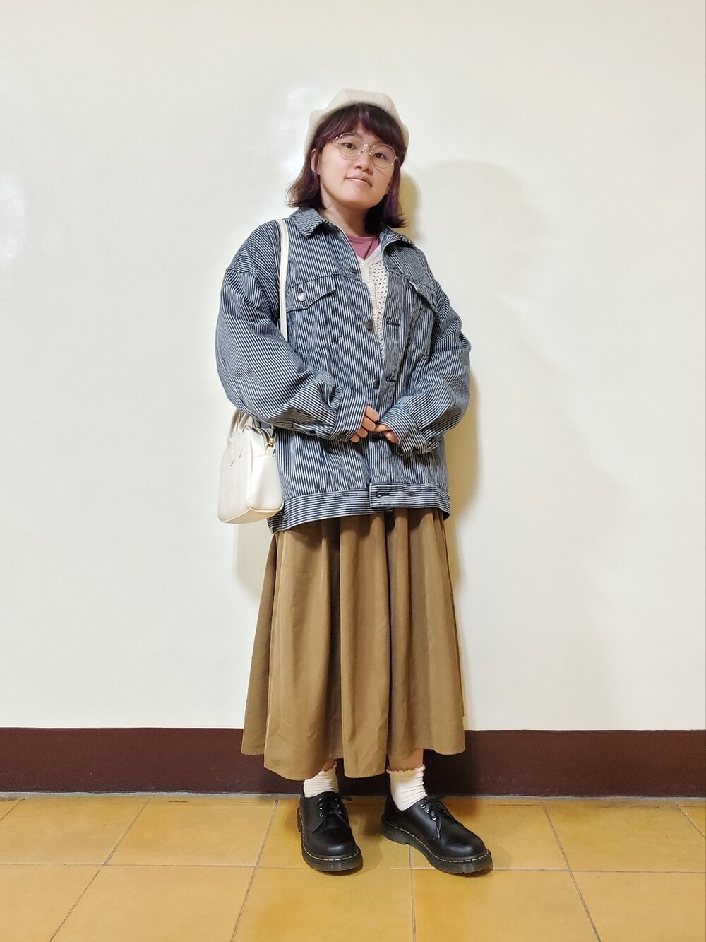 ホワイト系のカーディガン/ボレロ、ピンク系のTシャツ/カットソー、イエロー系のスカートを着用したレディースの秋コーディネートの4枚目の写真