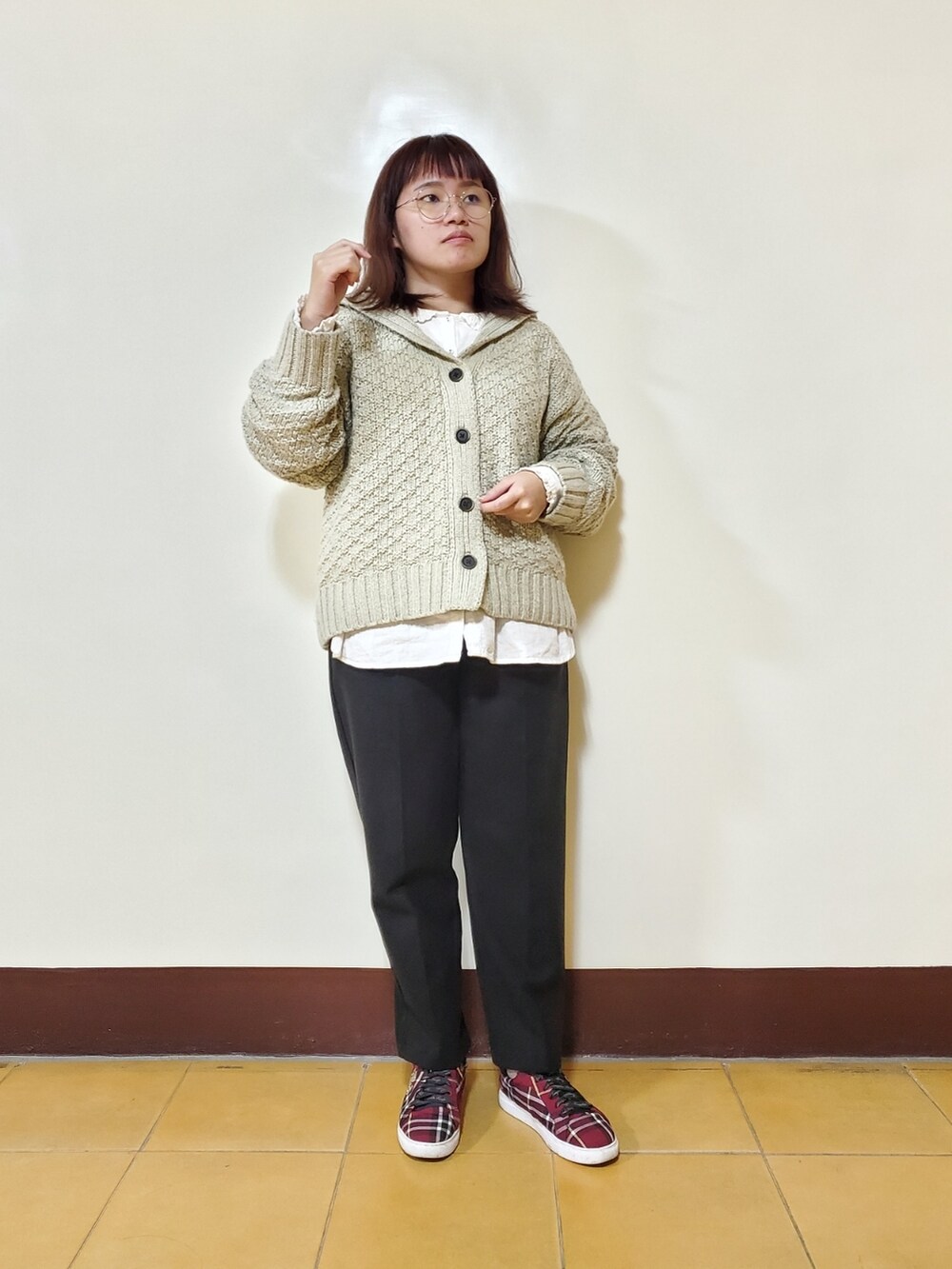 ベージュ系のニット/セーター、ホワイト系のシャツ/ブラウス、ブラック系のスラックスを着用したレディースの春コーディネートの2枚目の写真