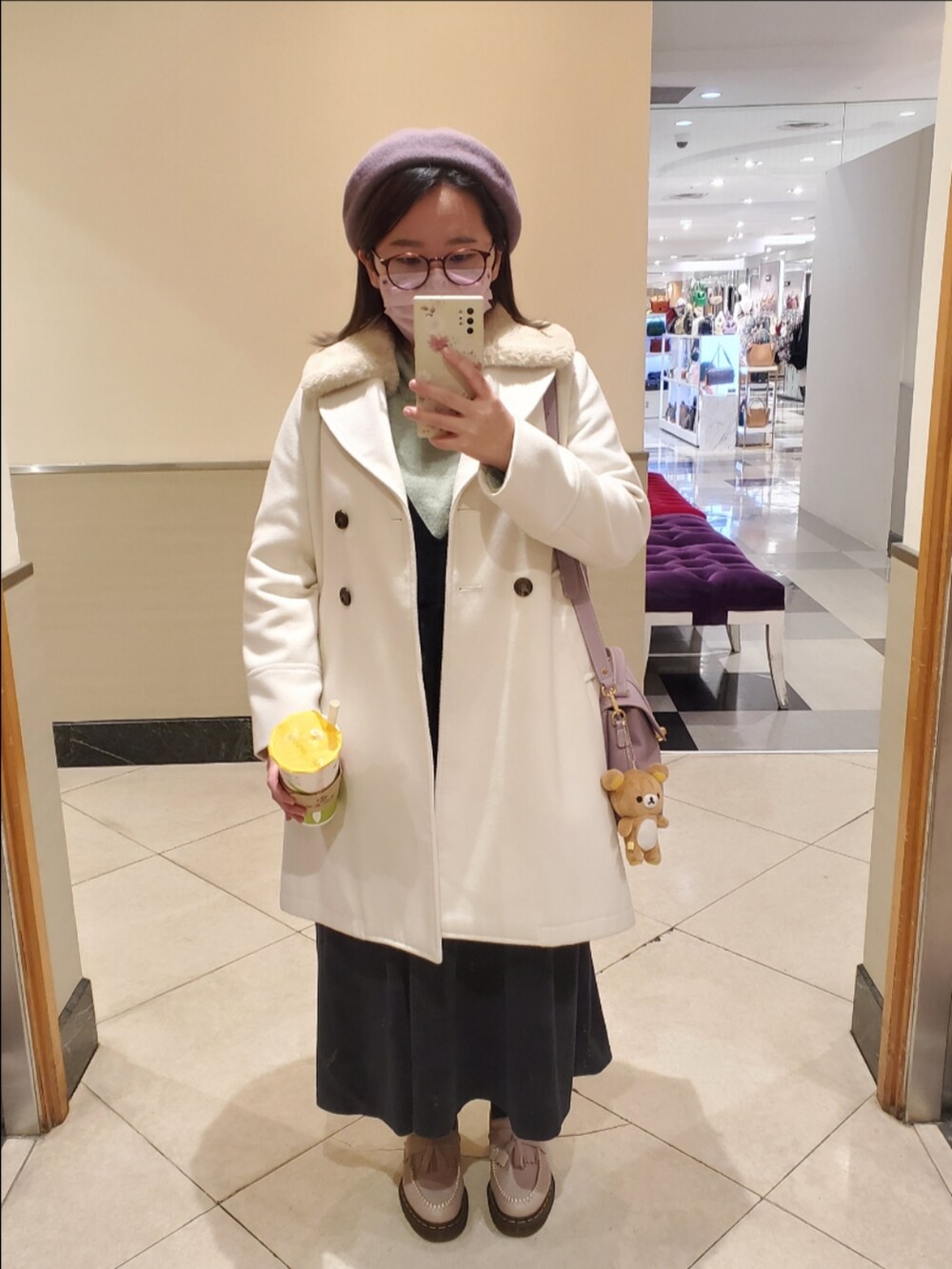 「真冬のあったかスタイル、ニットワンピース、イヤーマフ、チェックパンツ、ボアジャケット、ジップパーカー、ootd、街頭穿搭、低身長、低身長コーデ、大人カジュアル、大人コーデ、大人かわいい」｜「Samansa Mos2の前後着カットベロアノースリワンピース（ワンピース、ブラック系）」を使った、呱呱🍯さん（レディース・152cm）の冬コーディネートの2枚目の写真