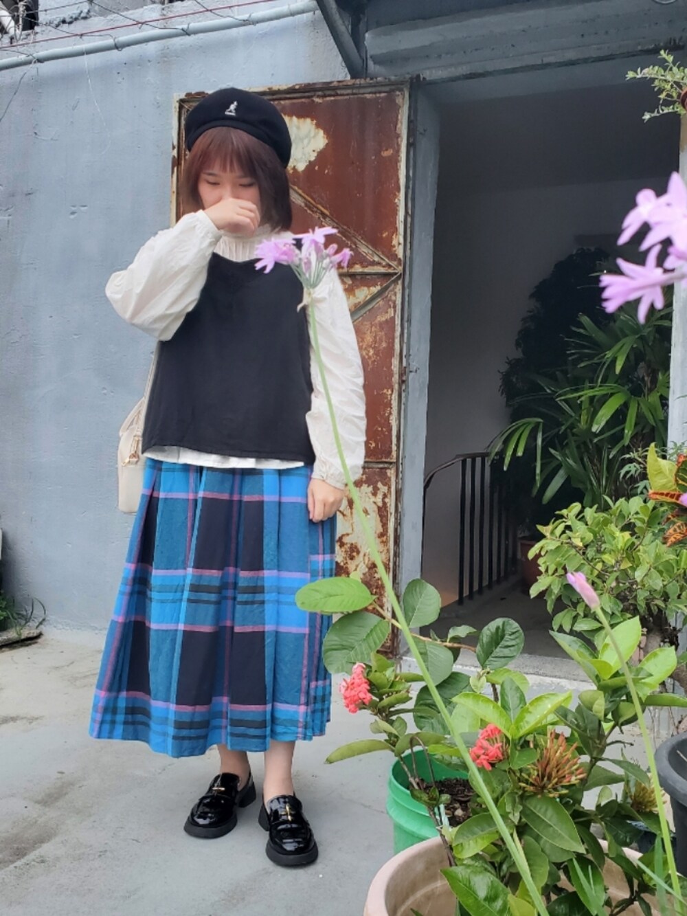 ブラック系のシャツ/ブラウス、ホワイト系のシャツ/ブラウス、ブルー系のスカートを着用したレディースの夏コーディネートの2枚目の写真